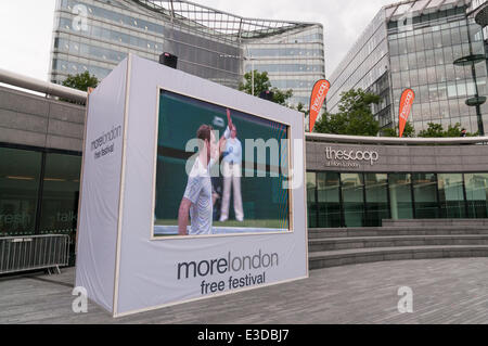 Scoop, More London, London, UK, 23. Juni 2014 - am Tag Eröffnung von Wimbledon 2014 sammeln Fans live-Tennis auf einem riesigen LCD-Bildschirm als Teil der Londoner mehr Festival kostenlos ansehen.  Auf dem Bildschirm, auf dem Centre Court beginnt 2013 Männer-Champion Andy Murray (GB), die Verteidigung der seinen Titel mit einem Sieg über David Goffin (Belgien), 6-1, 6-4, 7-5.  © Stephen Chung/Alamy Live News Bildnachweis: Stephen Chung/Alamy Live-Nachrichten Stockfoto