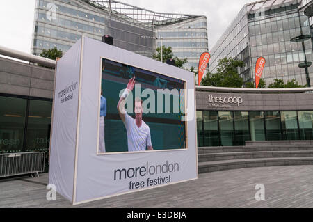 Scoop, More London, London, UK, 23. Juni 2014 - am Tag Eröffnung von Wimbledon 2014 sammeln Fans live-Tennis auf einem riesigen LCD-Bildschirm als Teil der Londoner mehr Festival kostenlos ansehen.  Auf dem Bildschirm, auf dem Centre Court beginnt 2013 Männer-Champion Andy Murray (GB), die Verteidigung der seinen Titel mit einem Sieg über David Goffin (Belgien), 6-1, 6-4, 7-5.  © Stephen Chung/Alamy Live News Bildnachweis: Stephen Chung/Alamy Live-Nachrichten Stockfoto