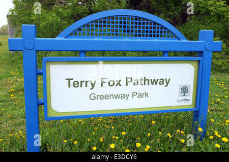 Ein Terry Fox Weg-Schild am Eingang Greenway Parks in London, Ontario. Stockfoto