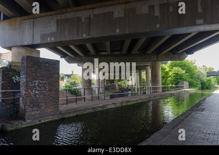 Der Fluß Rea im Nechells im Zentrum von Birmingham kiesigen Hill Interchange (Autobahnkreuz) unter Stockfoto