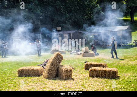 Lauch, Staffordshire, England. 22. Juni 2014, eine Country und Western-Wochenende.  Cowboys, feuern ihre Waffen auf einander. Stockfoto