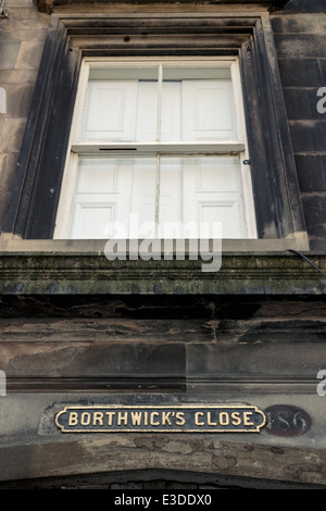 Borthwick die enge Straße melden unten eine alte Schiebefenster auf Edinburghs Royal Mile Stockfoto