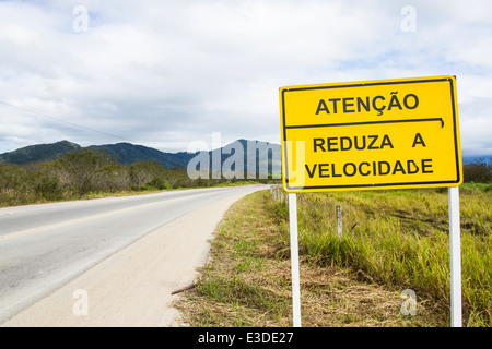 Langsame Geschwindigkeit Schild an der Straße Aparicio Ramos Cordeiro. Florianopolis, Santa Catarina, Brasilien. Stockfoto