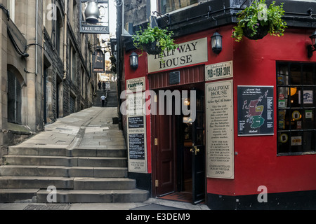 Halfway House Pub in der Nähe der Fleshmarket in der Altstadt von Edinburgh Stockfoto