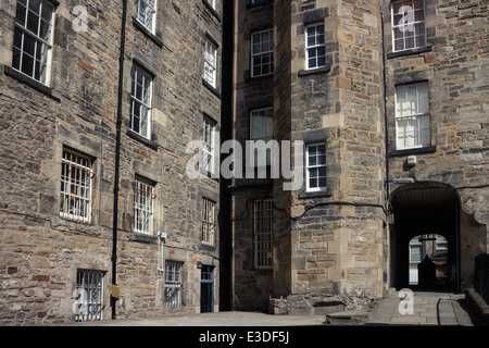 Mietshäuser in einem Innenhof von Edinburghs Royal Mile Stockfoto