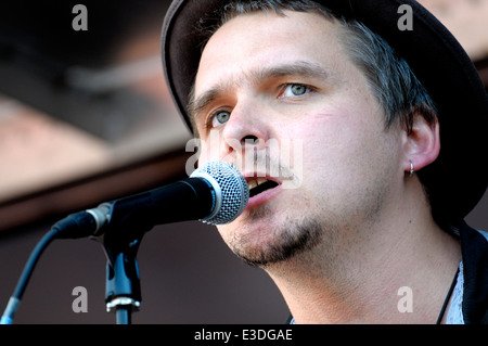 Sean Taylor - Sänger / Songwriter, erklingt in Parliament Square in des Volkes Versammlung Demonstration, 21. Juni 2014 Stockfoto