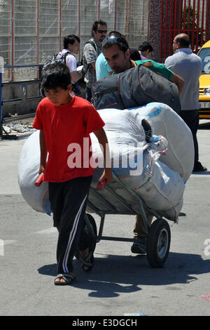 Kilis. 23. Juni 2014. Syrische Flüchtlinge Fuß auf den Straßen von Kilis Provinz, Türkei, am 23. Juni. Die Zahl der syrischen Flüchtlinge, die das Krieg zerrissenen Land in die benachbarte Türkei geflohen erreicht 1,05 Millionen, türkische Vizepremier Besir Atalay Reportern am Donnerstag. Einige 218.632 syrische Flüchtlinge leben derzeit in den 22 Lagern von der türkischen Regierung eingerichtet, während der Rest in Städten und Gemeinden in der ganzen Türkei verbreiten, sagte der Minister. Bildnachweis: Mert Macit/Xinhua/Alamy Live-Nachrichten Stockfoto