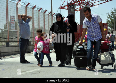 Kilis. 23. Juni 2014. Syrische Flüchtlinge Fuß auf den Straßen von Kilis Provinz, Türkei, am 23. Juni. Die Zahl der syrischen Flüchtlinge, die das Krieg zerrissenen Land in die benachbarte Türkei geflohen erreicht 1,05 Millionen, türkische Vizepremier Besir Atalay Reportern am Donnerstag. Einige 218.632 syrische Flüchtlinge leben derzeit in den 22 Lagern von der türkischen Regierung eingerichtet, während der Rest in Städten und Gemeinden in der ganzen Türkei verbreiten, sagte der Minister. Bildnachweis: Mert Macit/Xinhua/Alamy Live-Nachrichten Stockfoto