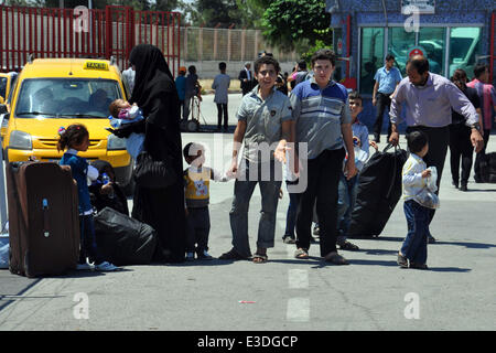 Kilis. 23. Juni 2014. Syrische Flüchtlinge Fuß auf den Straßen von Kilis Provinz, Türkei, am 23. Juni. Die Zahl der syrischen Flüchtlinge, die das Krieg zerrissenen Land in die benachbarte Türkei geflohen erreicht 1,05 Millionen, türkische Vizepremier Besir Atalay Reportern am Donnerstag. Einige 218.632 syrische Flüchtlinge leben derzeit in den 22 Lagern von der türkischen Regierung eingerichtet, während der Rest in Städten und Gemeinden in der ganzen Türkei verbreiten, sagte der Minister. Bildnachweis: Mert Macit/Xinhua/Alamy Live-Nachrichten Stockfoto