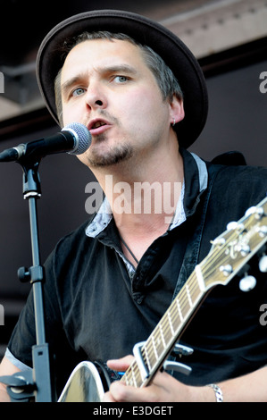 Sean Taylor - Sänger / Songwriter, erklingt in Parliament Square in des Volkes Versammlung Demonstration, 21. Juni 2014 Stockfoto