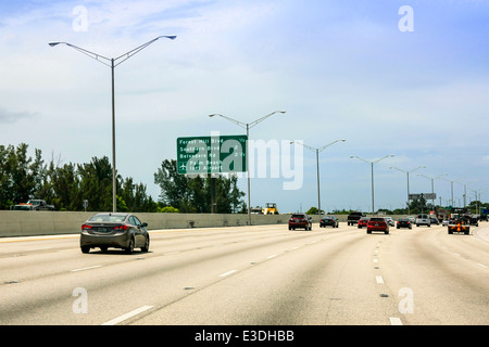 I-95 in Florida mit Mile Marker für Palm Beach International Airport Stockfoto