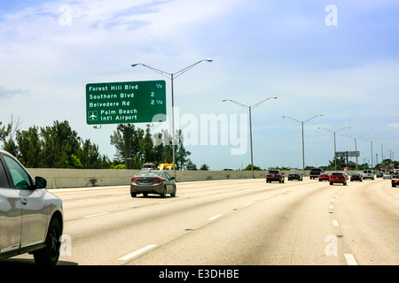 I-95 in Florida mit Mile Marker für Palm Beach International Airport Stockfoto