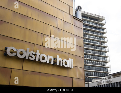 Blick auf Bristol, die auf Edward Colston, Philanthrop, Kaufmann und Sklavenhändler verweisen. Colston Hall und Colston Turm Stockfoto