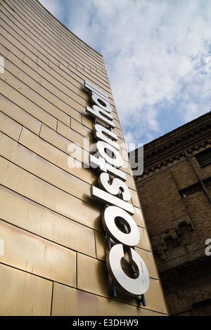 Blick auf Bristol, die auf Edward Colston, Philanthrop, Kaufmann und Sklavenhändler verweisen. Colston Hall Stockfoto