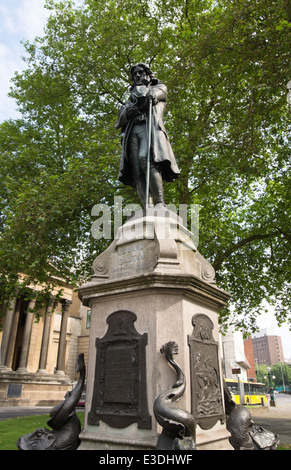 Blick auf Bristol, die auf Edward Colston, Philanthrop, Kaufmann und Sklavenhändler verweisen. Statue von Colston in Bristol Center Stockfoto