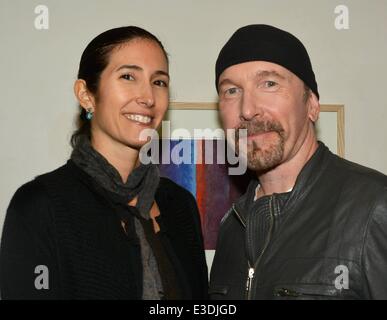 Mitgliedern der Band U2 besuchen Anne Maddens Kunstausstellung in Taylor Galerien auf Kildare Street...  D: Morleigh Steinberg, am Rand wo: Dublin, Irland bei: 10. Oktober 2013 Stockfoto