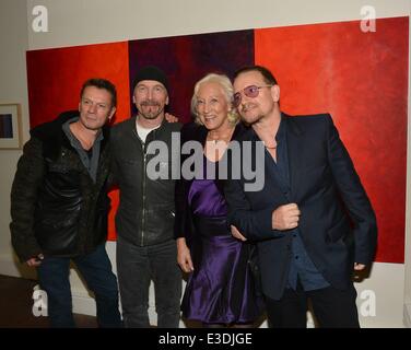 Mitgliedern der Band U2 besuchen Anne Maddens Kunstausstellung in Taylor Galerien auf Kildare Street...  Mitwirkende: Larry Mullen, Rand, Anne Müller, wo Bono: Dublin, Irland bei: 10. Oktober 2013 Stockfoto