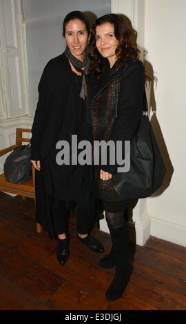 Mitgliedern der Band U2 besuchen Anne Maddens Kunstausstellung in Taylor Galerien auf Kildare Street...  D: Morleigh Steinberg, Ali Hewson Where: Dublin, Irland bei: 10. Oktober 2013 Stockfoto