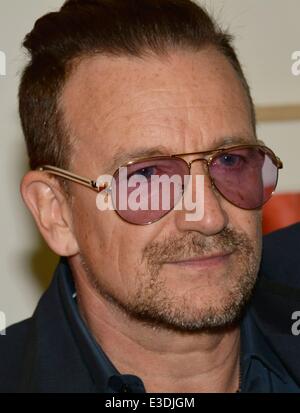 Mitgliedern der Band U2 besuchen Anne Maddens Kunstausstellung in Taylor Galerien auf Kildare Street...  Mitwirkende: Bono wo: Dublin, Irland bei: 10. Oktober 2013 Stockfoto