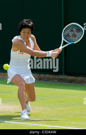 London, UK. 23. Juni 2014. Wimbledon Tennis Championships Kimiko Date-Krumm Japans in Aktion gegen Ekaterina Makarova Russlands während der ersten Tag Damen Einzel erstes Vorrundenspiel bei den Wimbledon Tennis Championships auf The All England Lawn Tennis Club in London, Vereinigtes Königreich. Bildnachweis: Aktion Plus Sport/Alamy Live-Nachrichten Stockfoto