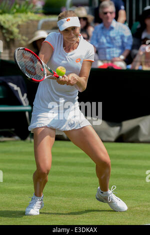 London, UK. 23. Juni 2014. Wimbledon Tennis Championships Ekaterina Makarova Russiain Aktion gegen Kimiko Date-Krumm Japans während der ersten Tag Damen Einzel erstes Vorrundenspiel bei den Wimbledon Tennis Championships auf The All England Lawn Tennis Club in London, Vereinigtes Königreich. Bildnachweis: Aktion Plus Sport/Alamy Live-Nachrichten Stockfoto