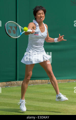 London, UK. 23. Juni 2014. Wimbledon Tennis Championships Kimiko Date-Krumm Japans in Aktion gegen Ekaterina Makarova Russlands während der ersten Tag Damen Einzel erstes Vorrundenspiel bei den Wimbledon Tennis Championships auf The All England Lawn Tennis Club in London, Vereinigtes Königreich. Bildnachweis: Aktion Plus Sport/Alamy Live-Nachrichten Stockfoto