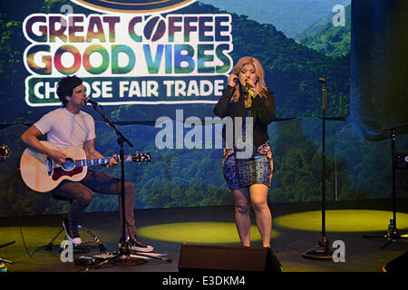 Kelly Clarkson führt, während die Menschen wie uns Fair-Trade-Konzert im Highline Ballroom Featuring: Kelly Clarkson Where: New York, NY, Vereinigte Staaten von Amerika bei: 10. Oktober 2013 Stockfoto