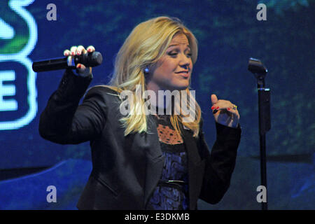 Kelly Clarkson führt, während die Menschen wie uns Fair-Trade-Konzert im Highline Ballroom Featuring: Kelly Clarkson Where: New York, NY, Vereinigte Staaten von Amerika bei: 10. Oktober 2013 Stockfoto