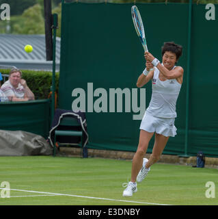 London, UK. 23. Juni 2014. Wimbledon Tennis Championships Kimiko Date-Krumm Japans in Aktion gegen Ekaterina Makarova Russlands während der ersten Tag Damen Einzel erstes Vorrundenspiel bei den Wimbledon Tennis Championships auf The All England Lawn Tennis Club in London, Vereinigtes Königreich. Bildnachweis: Aktion Plus Sport/Alamy Live-Nachrichten Stockfoto