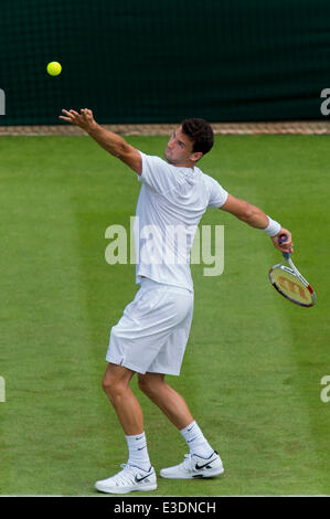 London, UK. 23. Juni 2014. Wimbledon Tennis Championships Grigor Dimitrow Bulgarien in Aktion gegen Ryan Harrison der Vereinigten Staaten während der ersten Tag Männer Singles erstes Vorrundenspiel bei den Wimbledon Tennis Championships auf The All England Lawn Tennis Club in London, Vereinigtes Königreich. Bildnachweis: Aktion Plus Sport/Alamy Live-Nachrichten Stockfoto