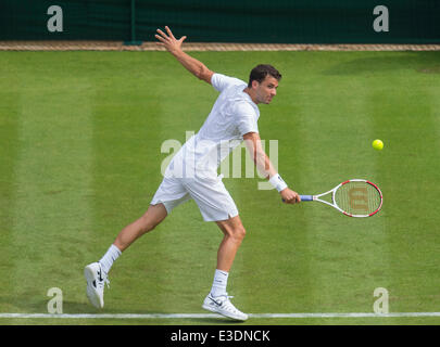 London, UK. 23. Juni 2014. Wimbledon Tennis Championships Grigor Dimitrow Bulgarien in Aktion gegen Ryan Harrison der Vereinigten Staaten während der ersten Tag Männer Singles erstes Vorrundenspiel bei den Wimbledon Tennis Championships auf The All England Lawn Tennis Club in London, Vereinigtes Königreich. Bildnachweis: Aktion Plus Sport/Alamy Live-Nachrichten Stockfoto