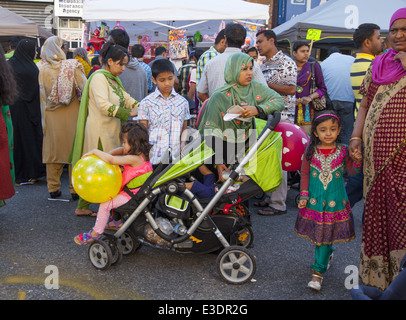 Straßenfest in "Little Bangladesh", McDonald Avenue, Kensington Nachbarschaft, Brooklyn, New York City. Stockfoto