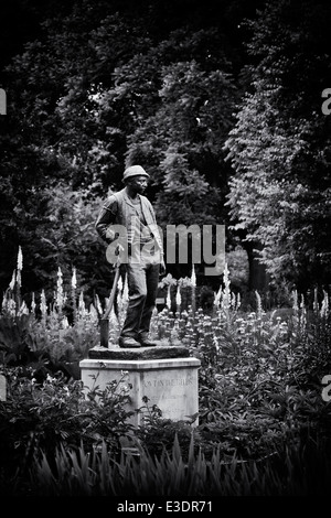 In die Felder Statue von Arthur G Atkinson in Kew Gardens. London. UK Stockfoto