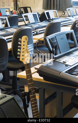 Musik-Unterricht in einem modernen Gymnasium. Stockfoto