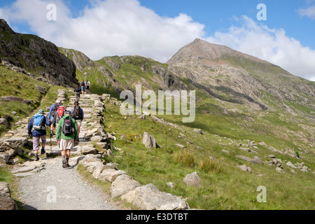 Wanderer auf Pyg Strecke zu Fuß in Richtung Crib Goch am Beginn der Snowdon Horseshoe in Snowdonia-Nationalpark. Pen-y-Pass Wales UK Stockfoto