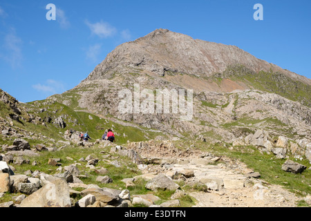 PYG Track mit Wanderer zu Fuß in Richtung Crib Goch zu Beginn der Snowdon Horseshoe in Snowdonia-Nationalpark. Pen-y-Pass Wales UK Stockfoto