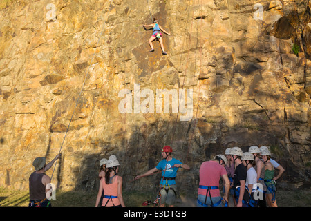 Brisbane Australien, Queensland Kangaroo Point Cliffs, Count White Park, Erwachsene Erwachsene Männer Männer, Männer, Klettern, Leinen, Seil, Lehrer, Klasse, Tragen, Sicherheit Stockfoto