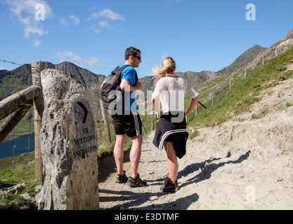 Schlecht ausgerüstete Wanderer durch Richtung anmelden Pyg Track mit Blick auf Mt Snowdon in Berge von Snowdonia North Wales UK Großbritannien Stockfoto