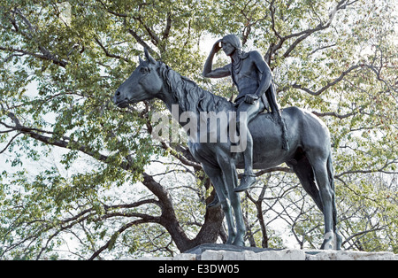 Die berühmten 10-Fuß-hohe Bronzestatue des ein Sioux-Indianer auf Pferd, "The Scout," ersichtlich in Penn Valley Park in Kansas City, Missouri, USA. Stockfoto