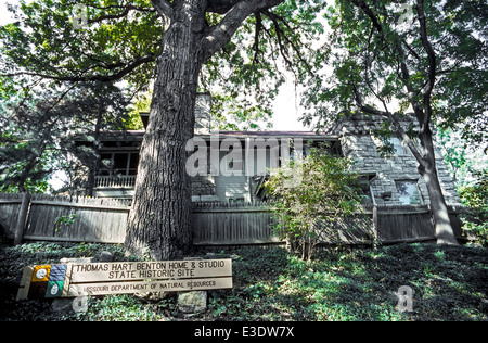 Bäume säumen die 1903 Kalkstein und Holz Haus des berühmten amerikanischen Künstlers Thomas Hart Benton in Kansas City, Missouri, USA. Stockfoto