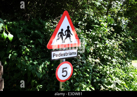 Achtung Fußgänger melden Sie Canterbury Kent uk 2014 Stockfoto