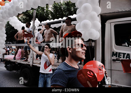 Thessaloniki, Griechenland. 21. Juni 2014. Die Gay Community von Thessaloniki organisiert zum dritten Mal in Folge die Thessaloniki Gay Pride 2014. Hunderte von Schwulen vorgeführt im Zentrum von Thessaloniki © Giannis Papanikos/NurPhoto/ZUMAPRESS.com/Alamy Live-Nachrichten Stockfoto