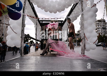 Thessaloniki, Griechenland. 21. Juni 2014. Die Gay Community von Thessaloniki organisiert zum dritten Mal in Folge die Thessaloniki Gay Pride 2014. Hunderte von Schwulen vorgeführt im Zentrum von Thessaloniki © Giannis Papanikos/NurPhoto/ZUMAPRESS.com/Alamy Live-Nachrichten Stockfoto