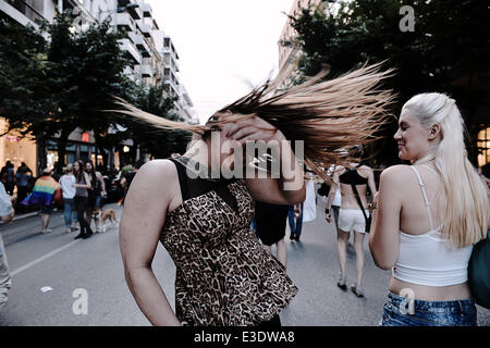 Thessaloniki, Griechenland. 21. Juni 2014. Die Gay Community von Thessaloniki organisiert zum dritten Mal in Folge die Thessaloniki Gay Pride 2014. Hunderte von Schwulen vorgeführt im Zentrum von Thessaloniki © Giannis Papanikos/NurPhoto/ZUMAPRESS.com/Alamy Live-Nachrichten Stockfoto