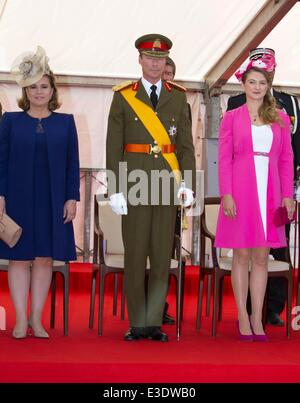 Luxemburg. 23. Juni 2014. Grand Duke Henri, Großherzogin Maria-Teresa und erbliche Großherzogin Stephanie auf der Nationalfeiertag von Luxemburg in Luxemburg, 23. Juni 2014. Zeremonie im Grand Theater, Verderbnis an der Avenue De La Liberté und späteren Te Deum in der Dom-Foto: Albert pH van der Werf/DPA/Alamy Live News Stockfoto