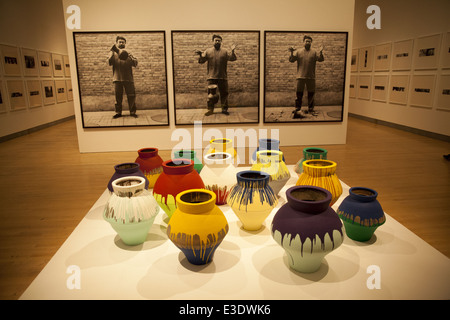 AI Weiwei Vasen mit Fotos von ihm, die einen zertrümmern. Diese konzeptuelle Kunstinstallation wurde im Brooklyn Museum in New York City ausgestellt. Stockfoto