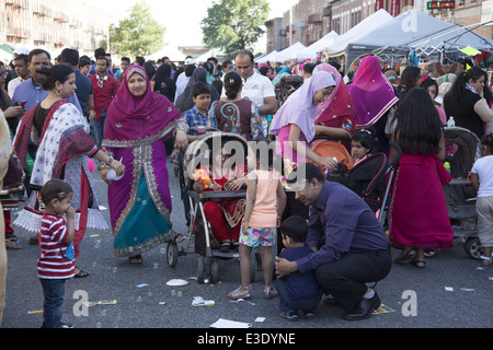 Straßenfest in "Little Bangladesh", McDonald Avenue, Kensington Nachbarschaft, Brooklyn, New York City. Stockfoto