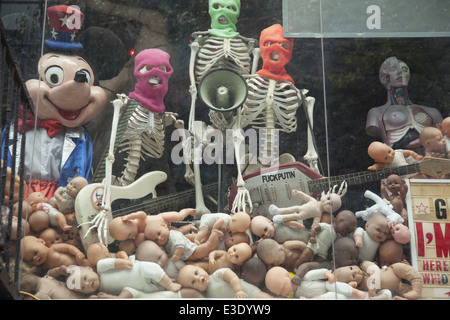 Fenster "Suche & Destroy", Hard-Core-St. Marks pl. Punk-Shop im East Village zu speichern. NEW YORK CITY Stockfoto