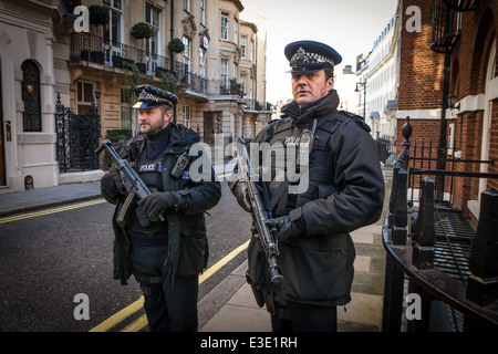 Metropolitan Police Officers bewaffnet, auf Patrouille in Mayfair, London, UK Stockfoto