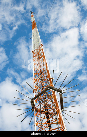 Telekommunikation-Mast, enthält vor allem Mobilfunknetz Antennen. Anti-klettern Sie Stacheln an der Unterseite des Mastes. Finnland Stockfoto
